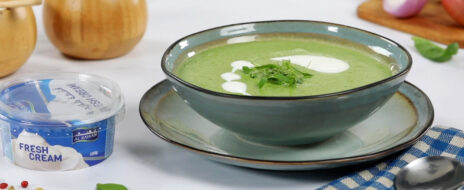 Soup with spinach and fresh cream